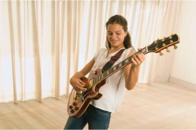 Jouer guitare debout